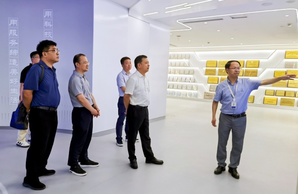 拱墅區(qū)人大常委會黨組書記、主任鮑一飛帶隊走訪托普云農(nóng)